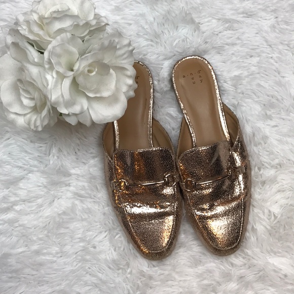 Shoes - 🎉$5 SALE🎉 Metalic Rose Gold Mules